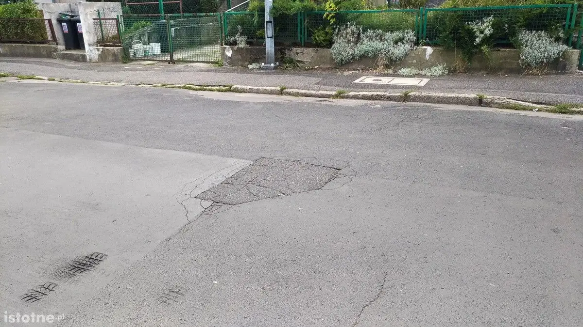 Czytelnik: dziura przy PWiK i fatalny stan nawierzchni na Żeromskiego