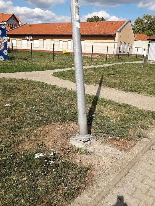 Niebezpieczna latarnia przy Biedronce