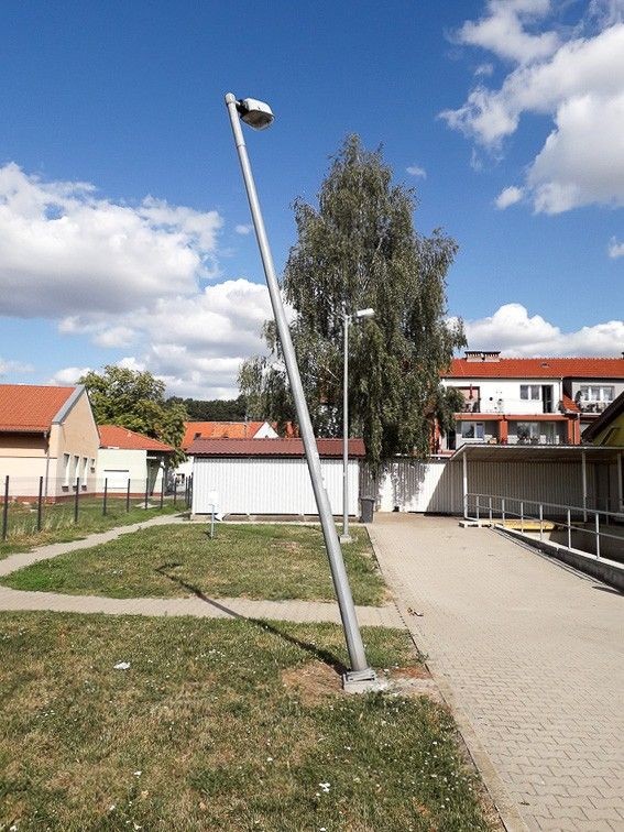 Niebezpieczna latarnia przy Biedronce