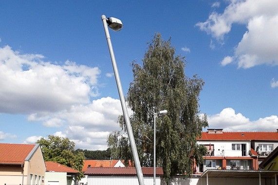 Niebezpieczna latarnia przy Biedronce