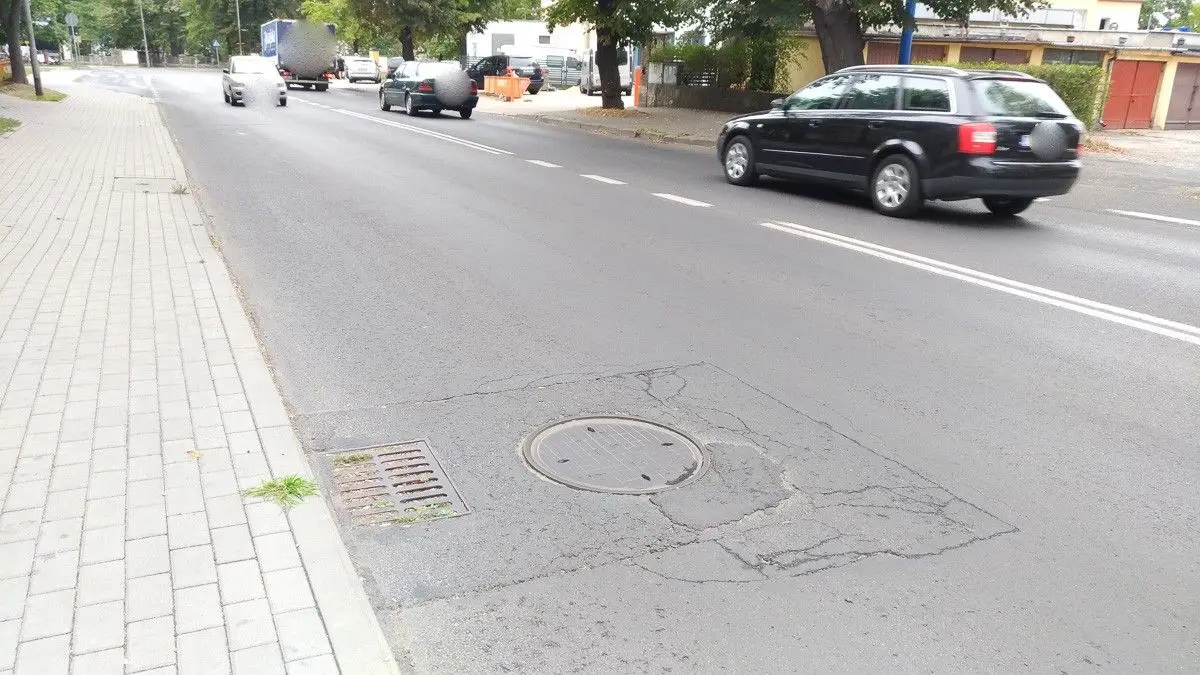 Zapadająca się studzienka na Chrobrego. Dojdzie tu do tragedii?