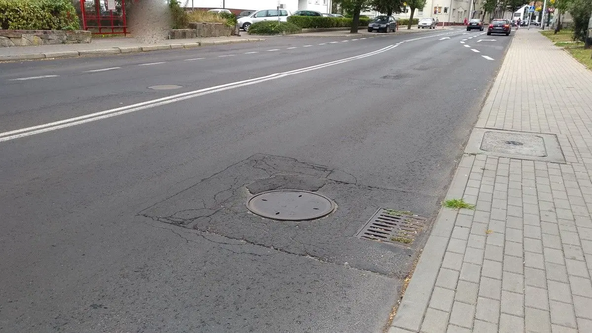Zapadająca się studzienka na Chrobrego. Dojdzie tu do tragedii?
