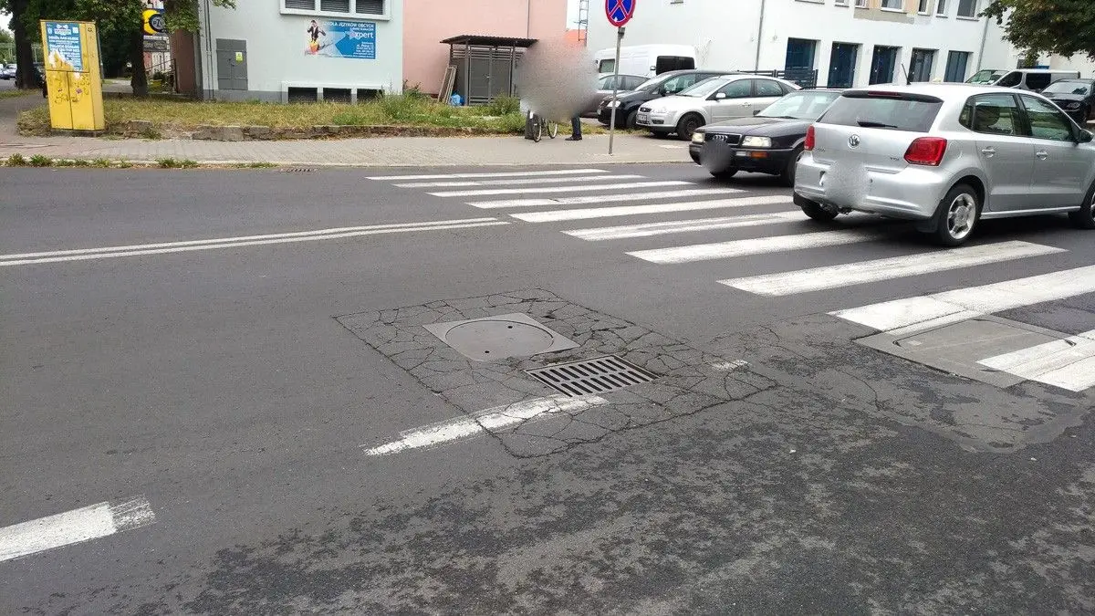Zapadająca się studzienka na Chrobrego. Dojdzie tu do tragedii?