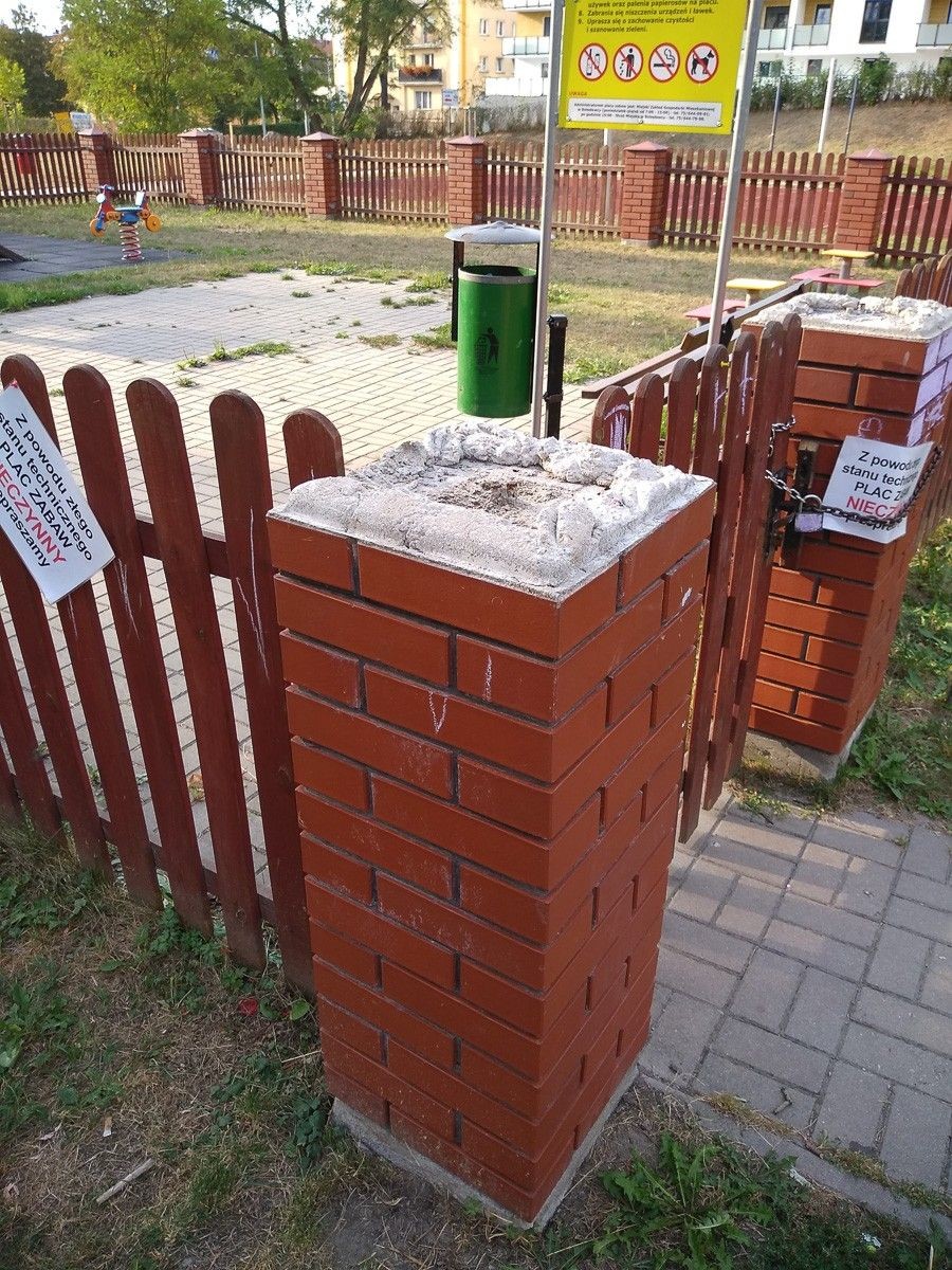 Plac zabaw przy Wojska Polskiego zamknięty. Kiedy zostanie naprawiony?