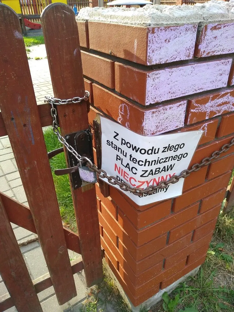 Plac zabaw przy Wojska Polskiego zamknięty. Kiedy zostanie naprawiony?
