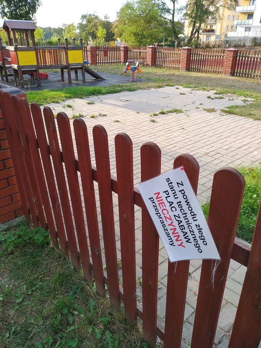 Plac zabaw przy Wojska Polskiego zamknięty. Kiedy zostanie naprawiony?