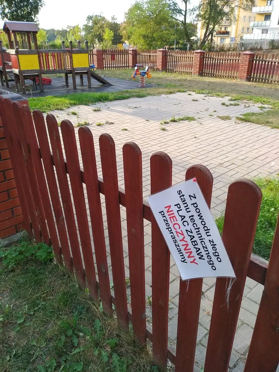 Plac zabaw przy Wojska Polskiego zamknięty. Kiedy zostanie naprawiony?