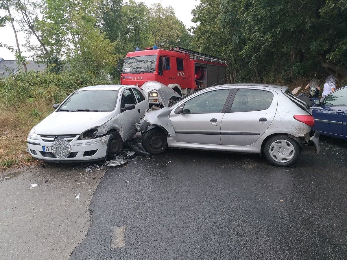 3 auta zderzyły się na Lubańskiej. Dwie osoby ranne