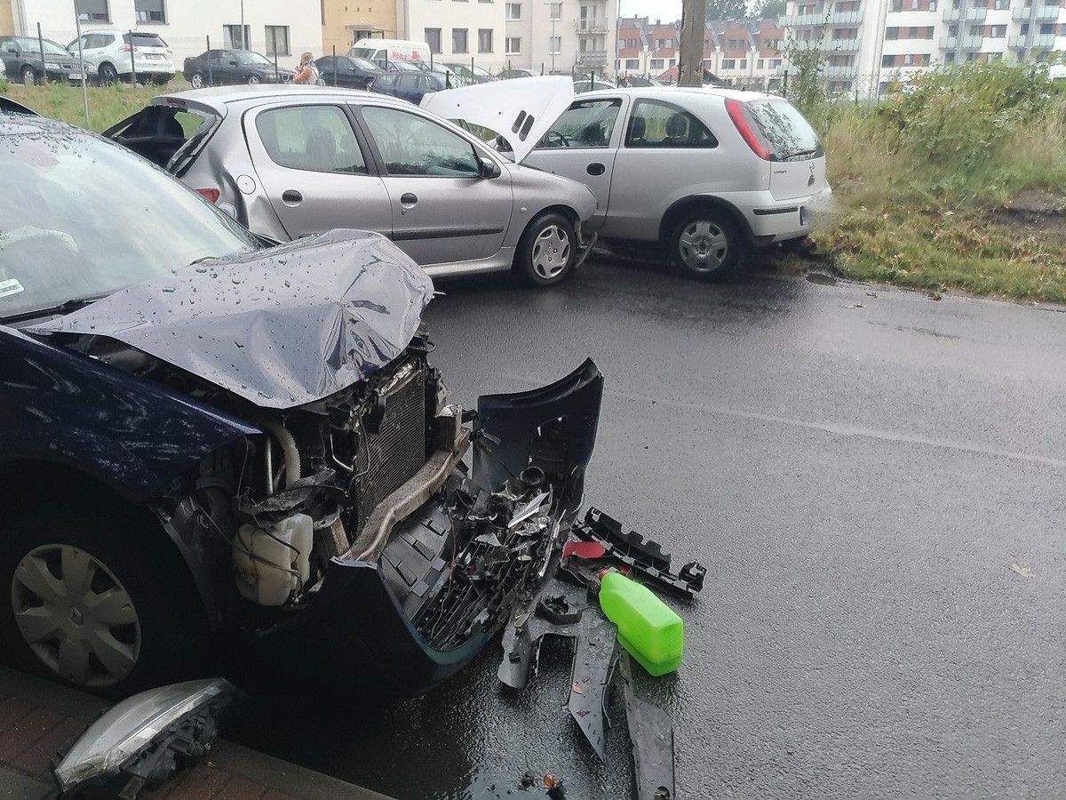 3 auta zderzyły się na Lubańskiej. Dwie osoby ranne