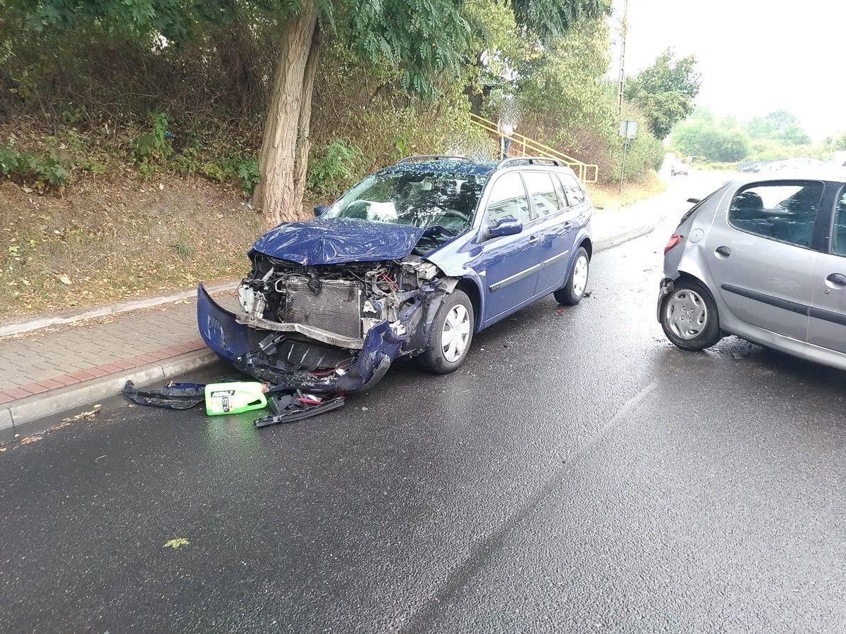 3 auta zderzyły się na Lubańskiej. Dwie osoby ranne