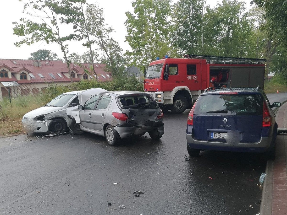 3 auta zderzyły się na Lubańskiej. Dwie osoby ranne