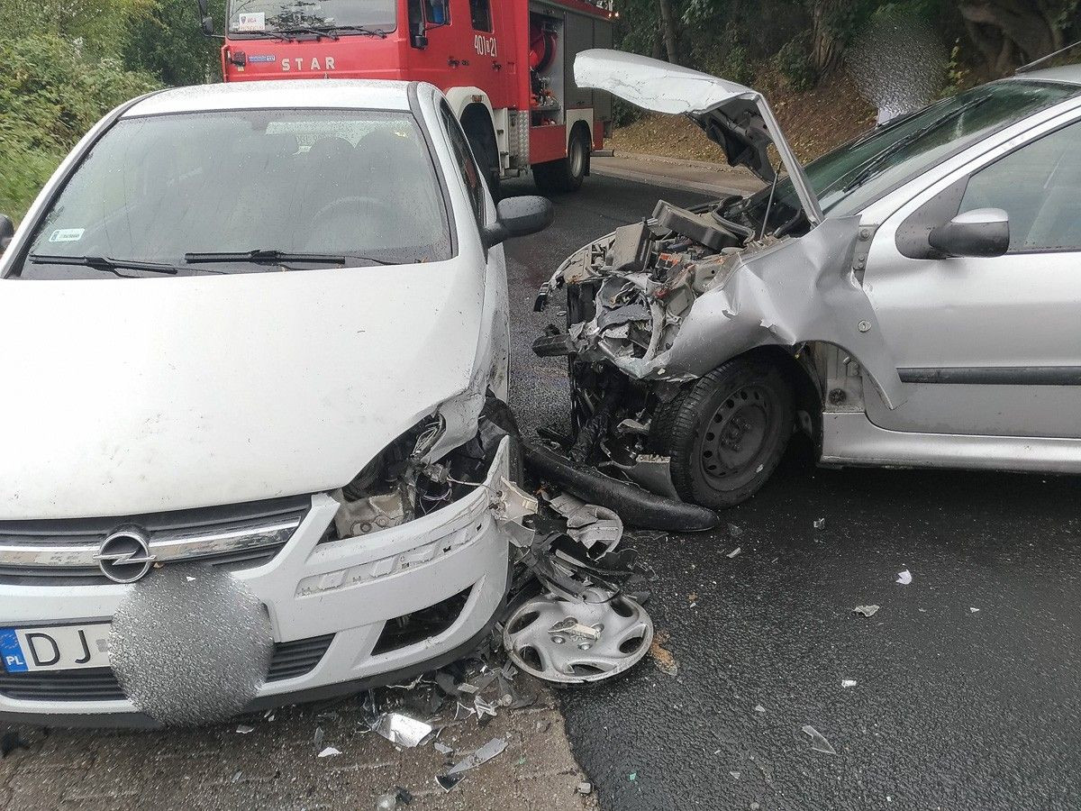 3 auta zderzyły się na Lubańskiej. Dwie osoby ranne