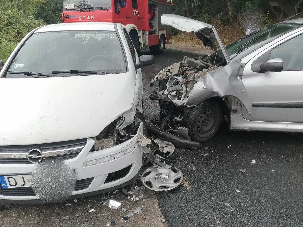 3 auta zderzyły się na Lubańskiej. Dwie osoby ranne