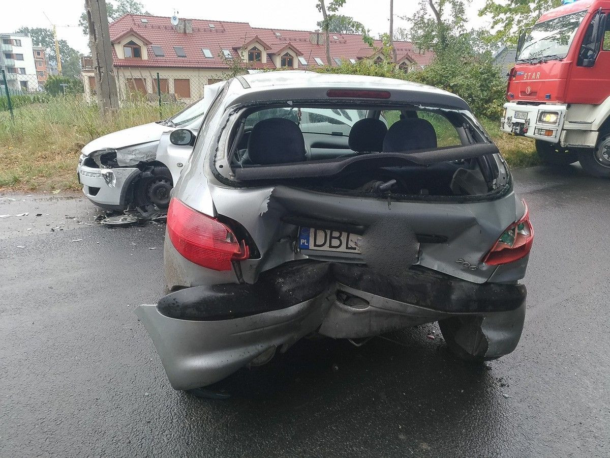 3 auta zderzyły się na Lubańskiej. Dwie osoby ranne