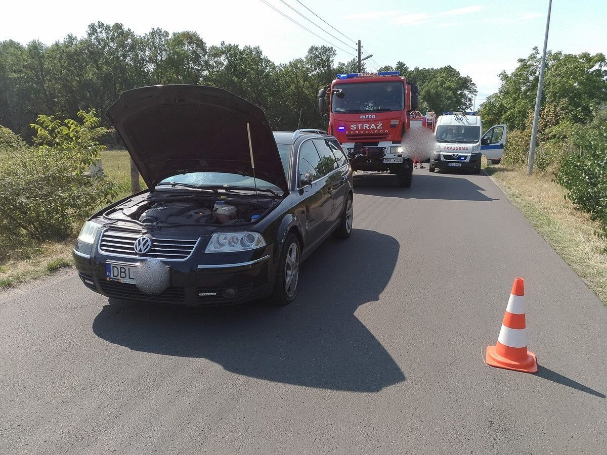 Kolizja dwóch volkswagenów w Tomaszowie, dwie osoby poszkodowane