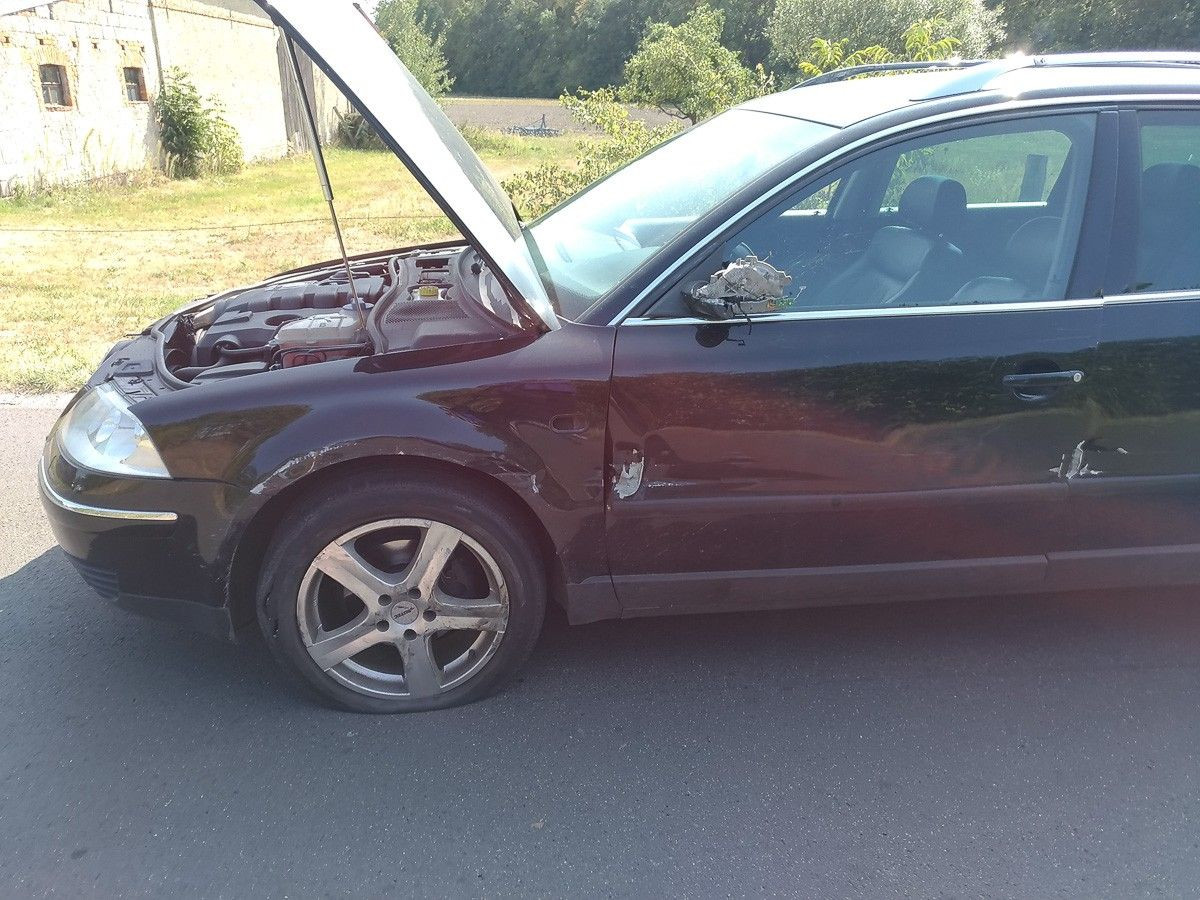 Kolizja dwóch volkswagenów w Tomaszowie, dwie osoby poszkodowane