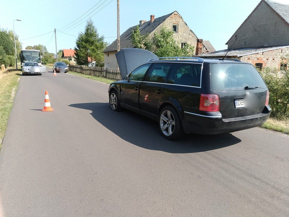 Kolizja dwóch volkswagenów w Tomaszowie, dwie osoby poszkodowane