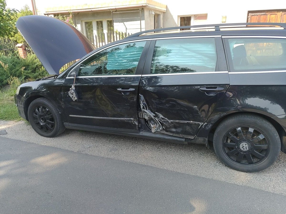 Kolizja dwóch volkswagenów w Tomaszowie, dwie osoby poszkodowane