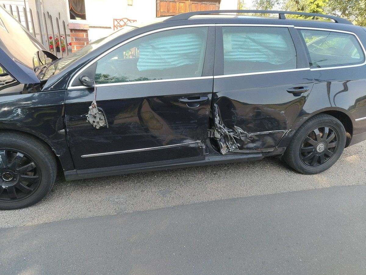 Kolizja dwóch volkswagenów w Tomaszowie, dwie osoby poszkodowane