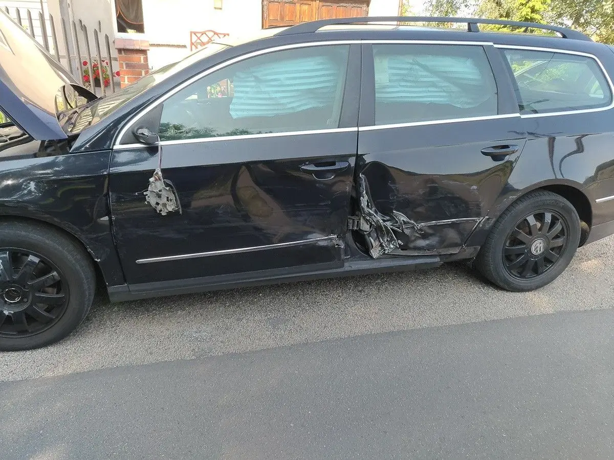 Kolizja dwóch volkswagenów w Tomaszowie, dwie osoby poszkodowane