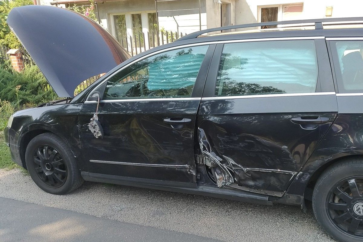 Kolizja dwóch volkswagenów w Tomaszowie, dwie osoby poszkodowane