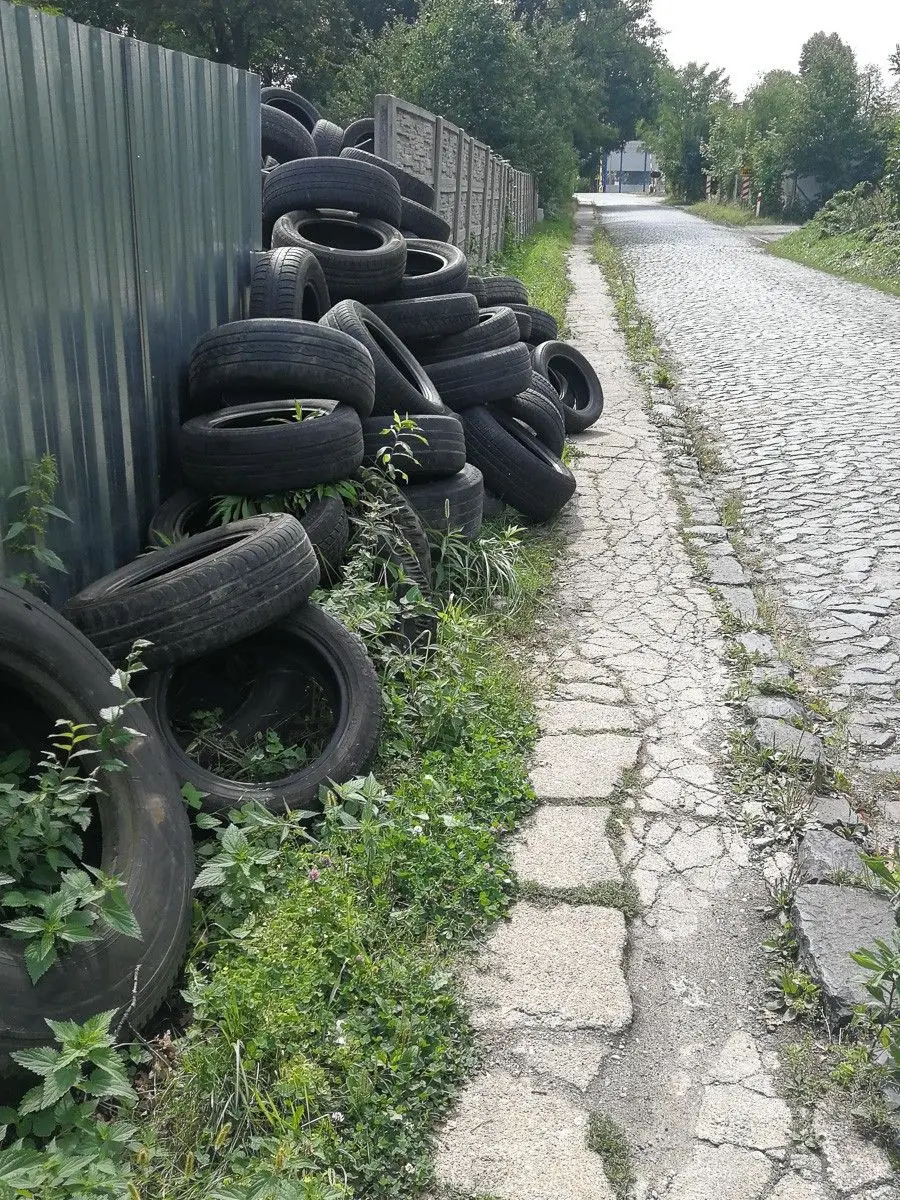„Matka z wózkiem musi zejść na drogę, bo chodnikiem się nie da”