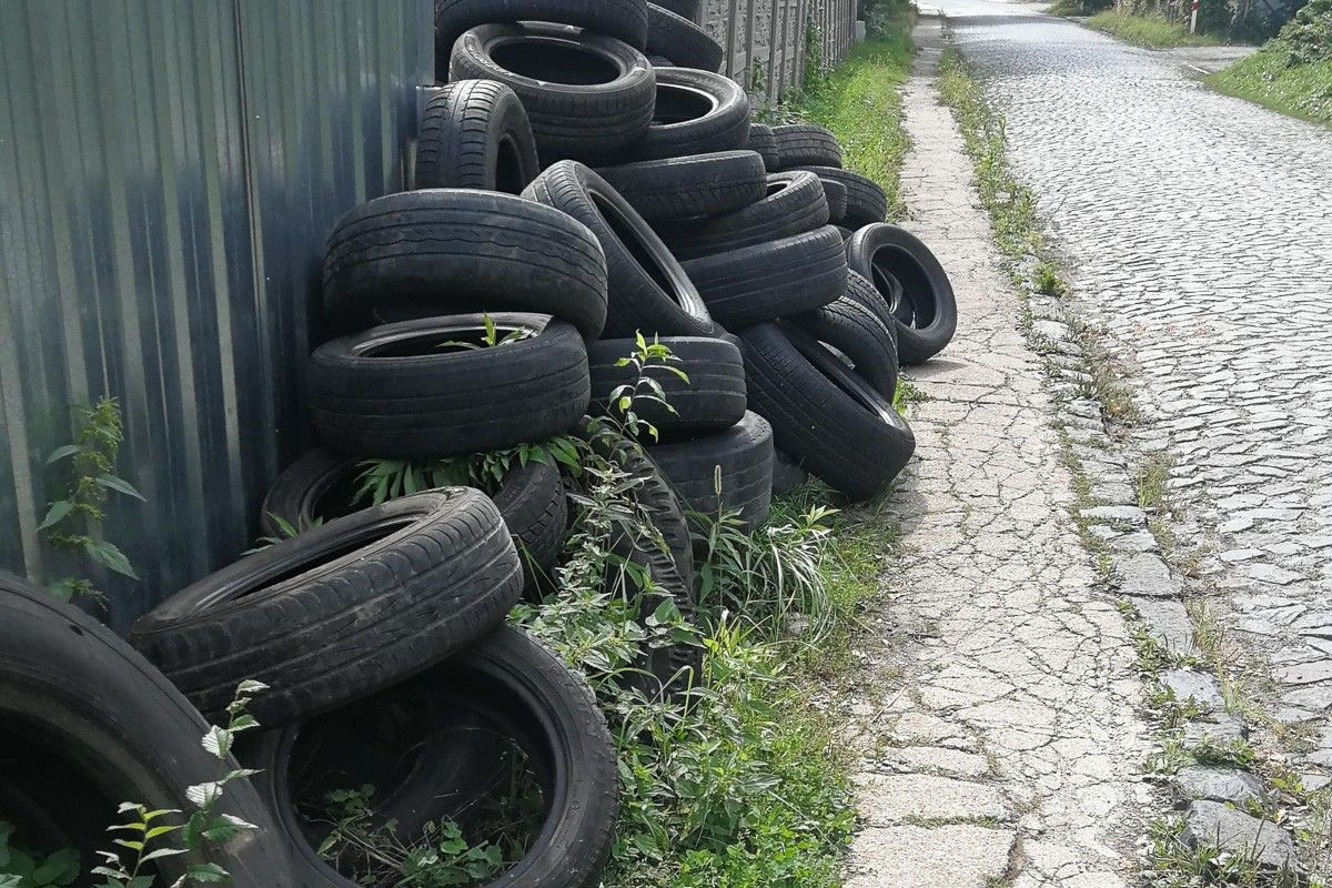 „Matka z wózkiem musi zejść na drogę, bo chodnikiem się nie da”
