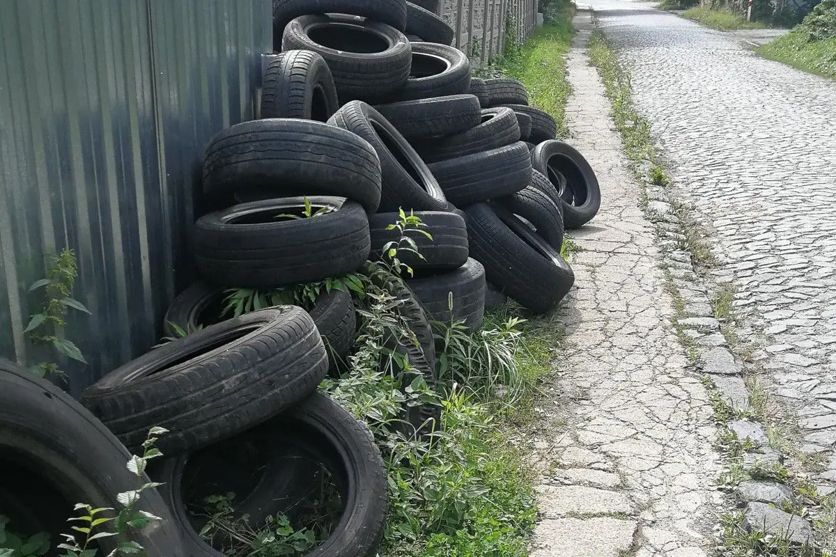 „Matka z wózkiem musi zejść na drogę, bo chodnikiem się nie da”