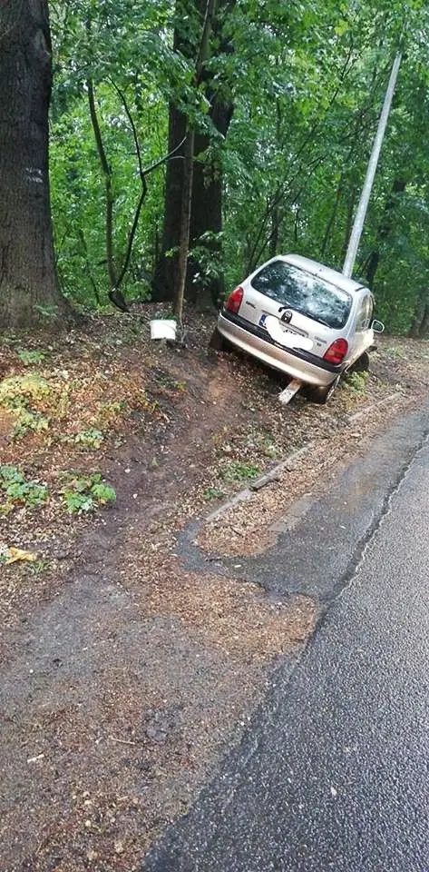 Wypadek między Osiecznicą a Kliczkowem, jedna osoba w szpitalu