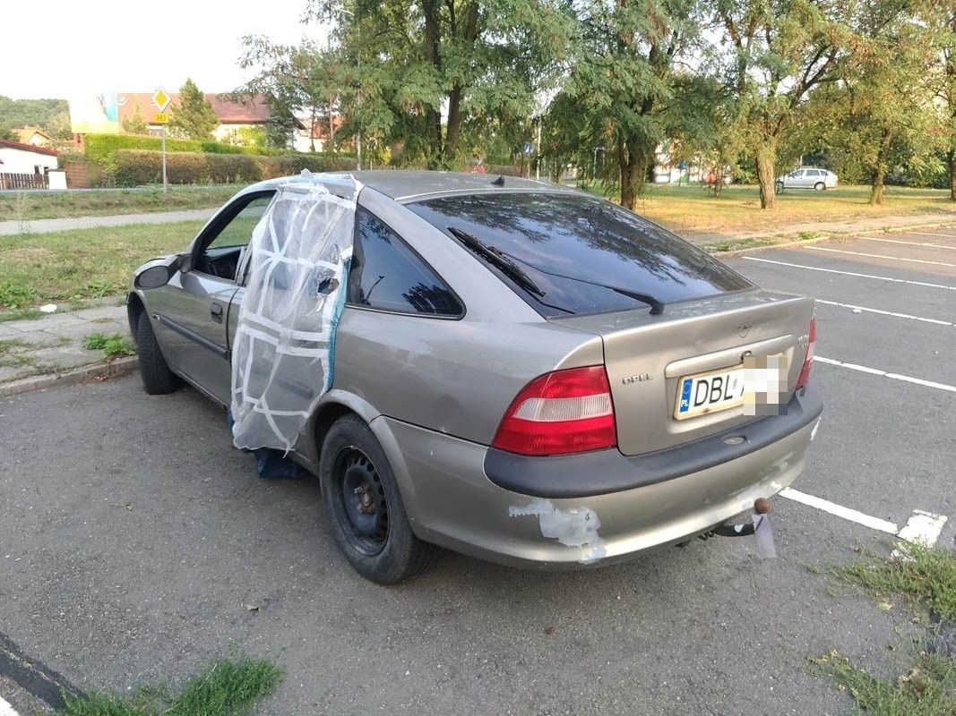 Wraki dwóch Opli straszą przy Kosiby