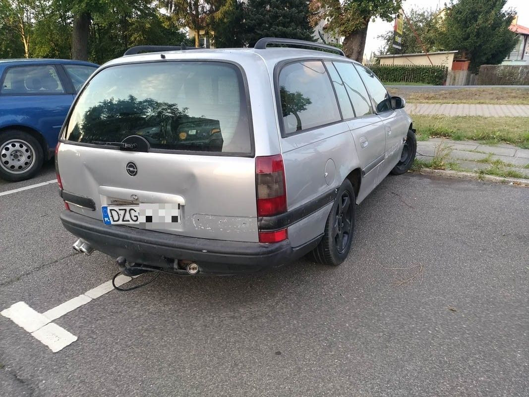 Wraki dwóch Opli straszą przy Kosiby