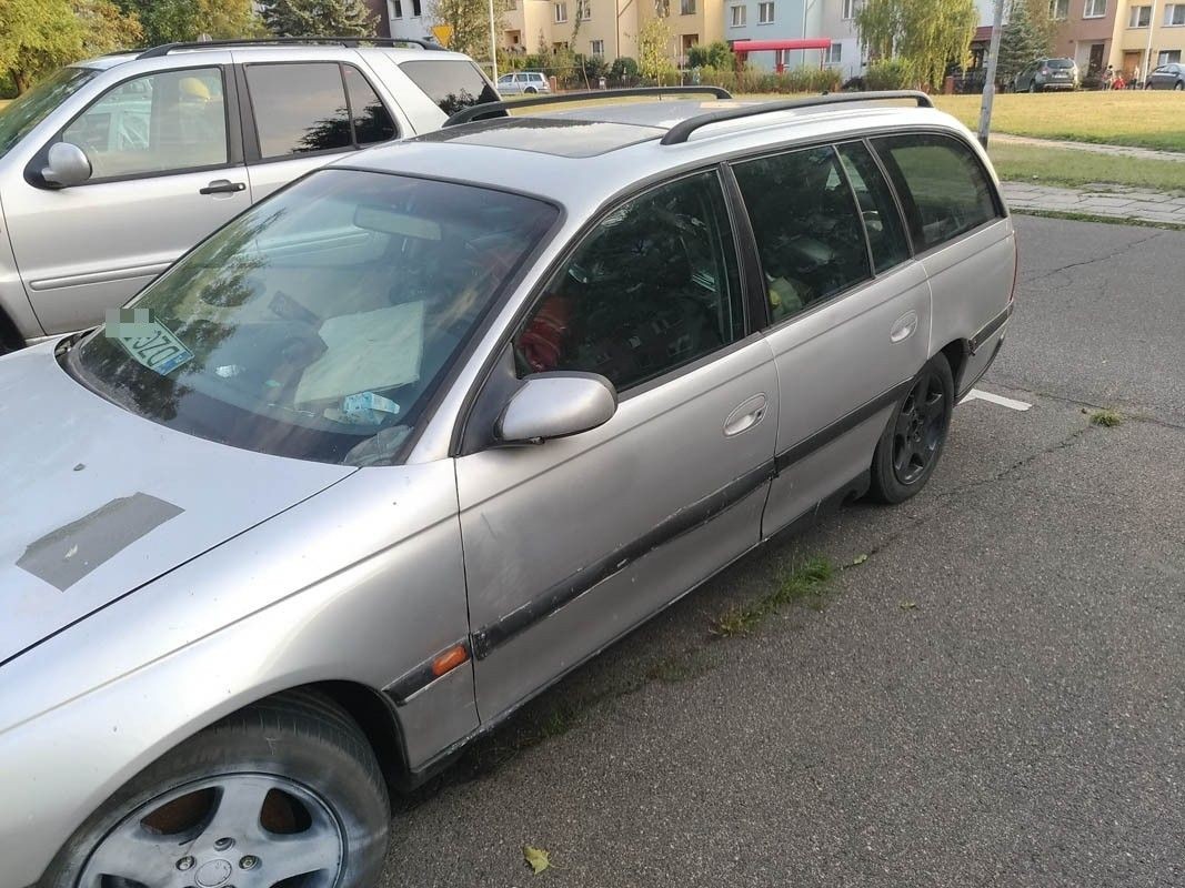 Wraki dwóch Opli straszą przy Kosiby