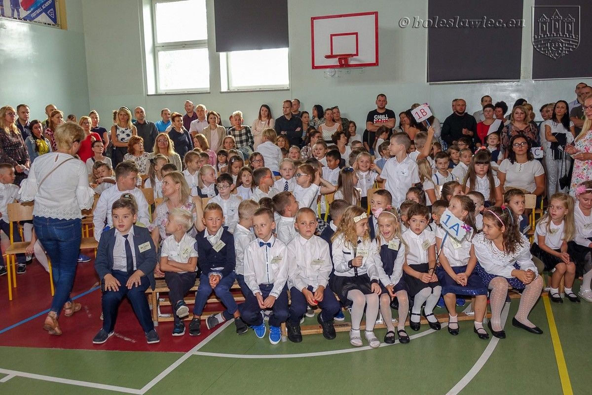 Pierwszy dzwonek w Bolesławcu. Nowe boiska dla uczniów „piątki”