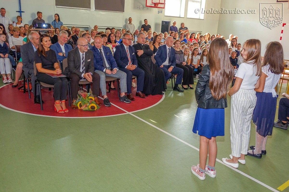 Pierwszy dzwonek w Bolesławcu. Nowe boiska dla uczniów „piątki”