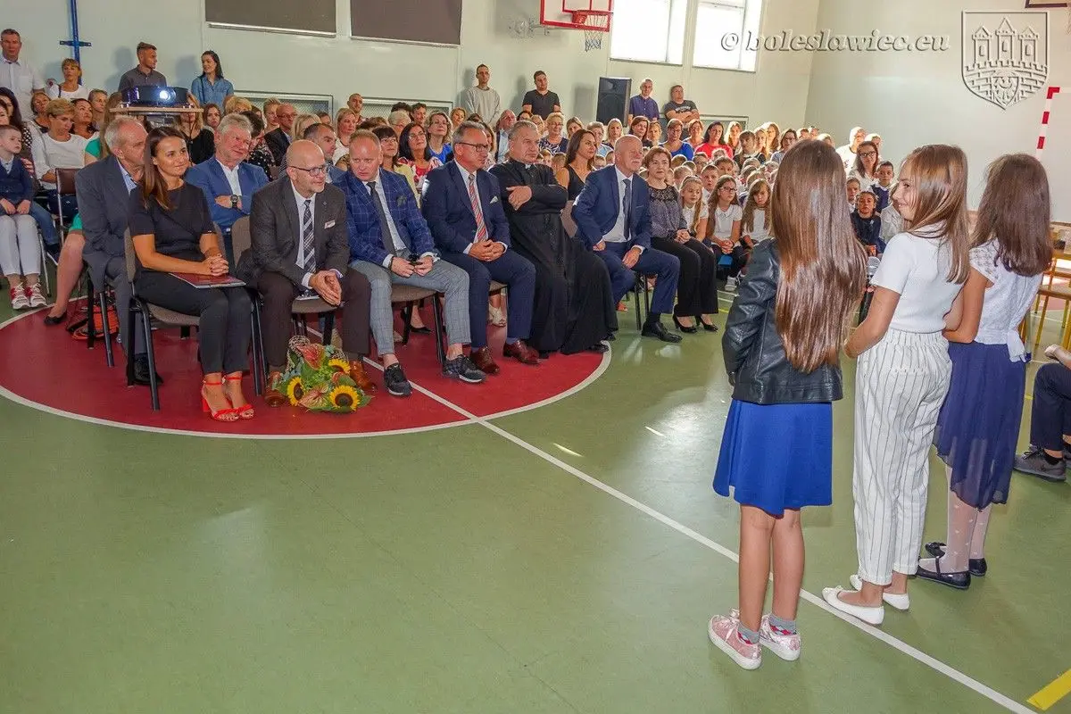 Pierwszy dzwonek w Bolesławcu. Nowe boiska dla uczniów „piątki”