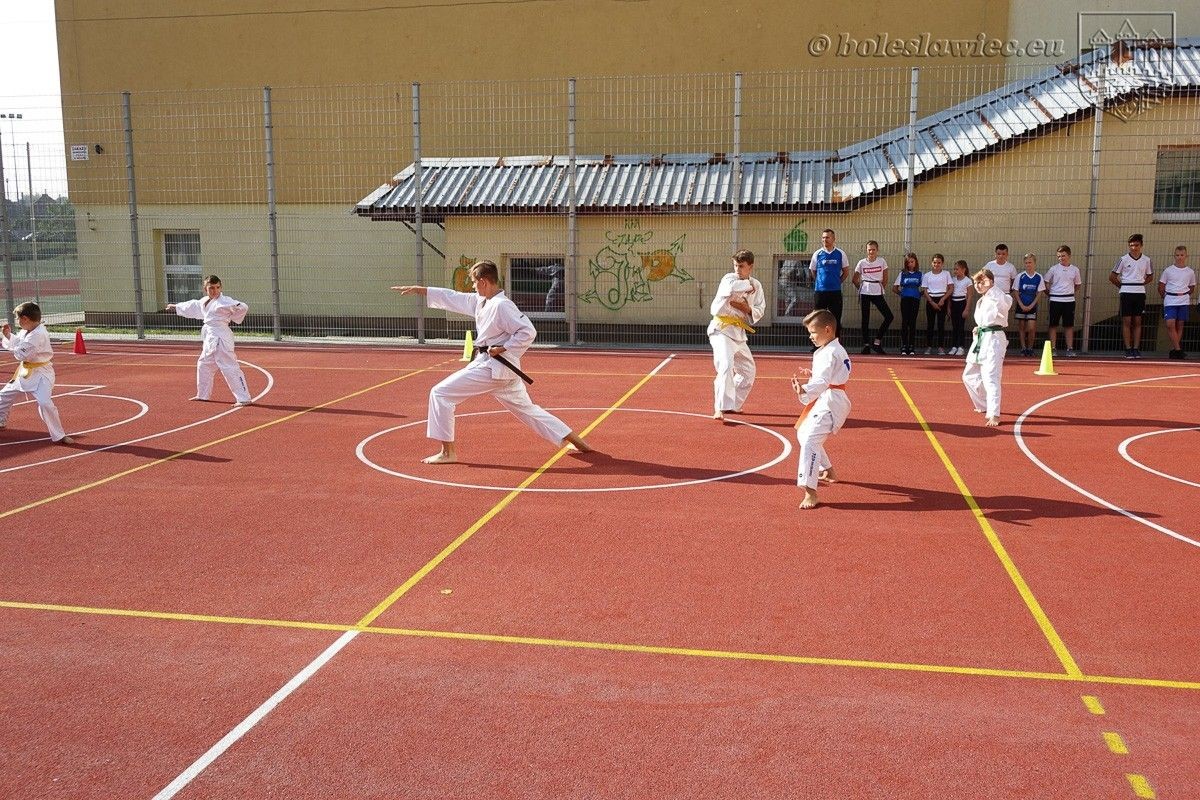 Pierwszy dzwonek w Bolesławcu. Nowe boiska dla uczniów „piątki”