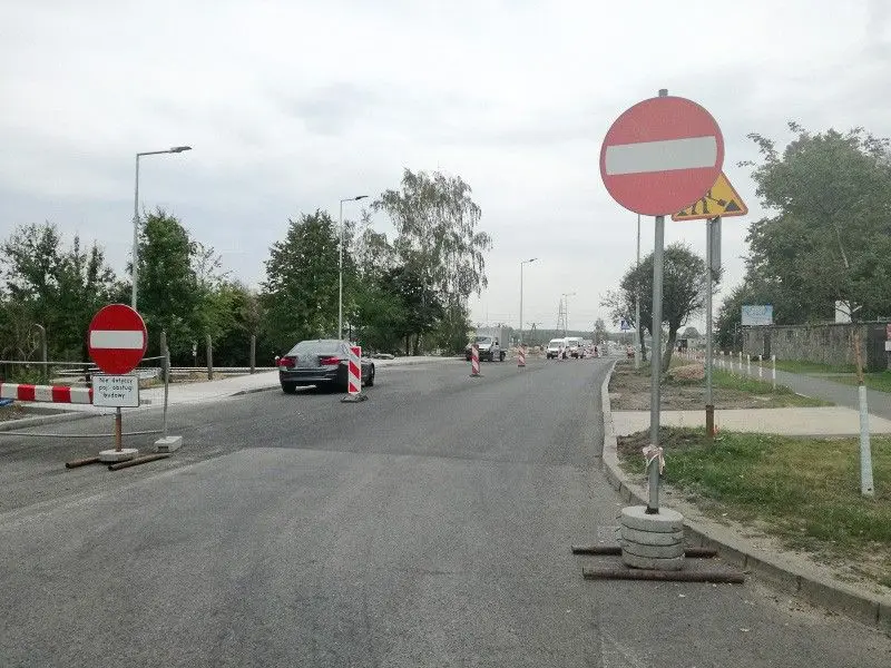 Nagminnie łamią zakaz wjazdu na rondo w Kruszynie
