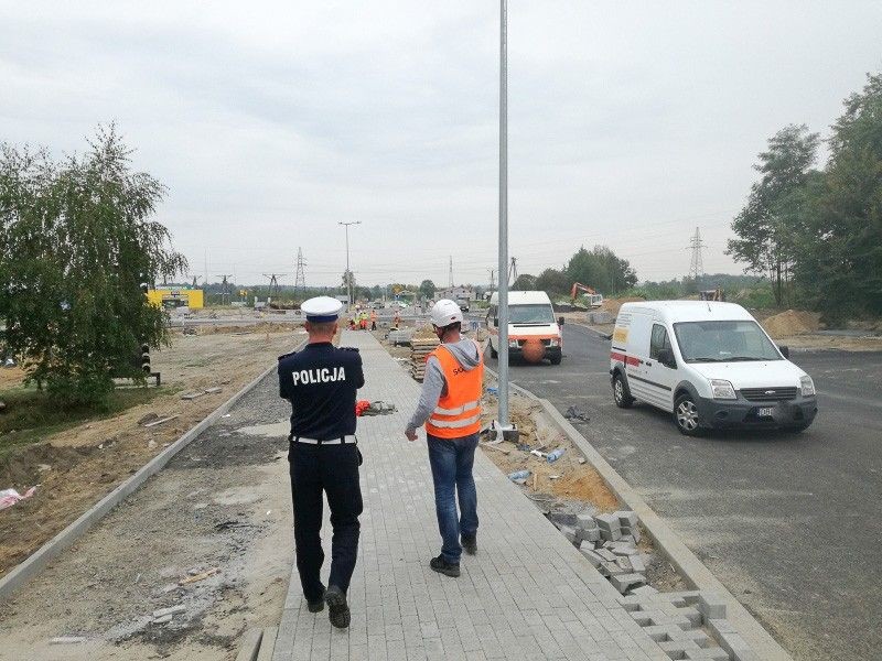 Nagminnie łamią zakaz wjazdu na rondo w Kruszynie