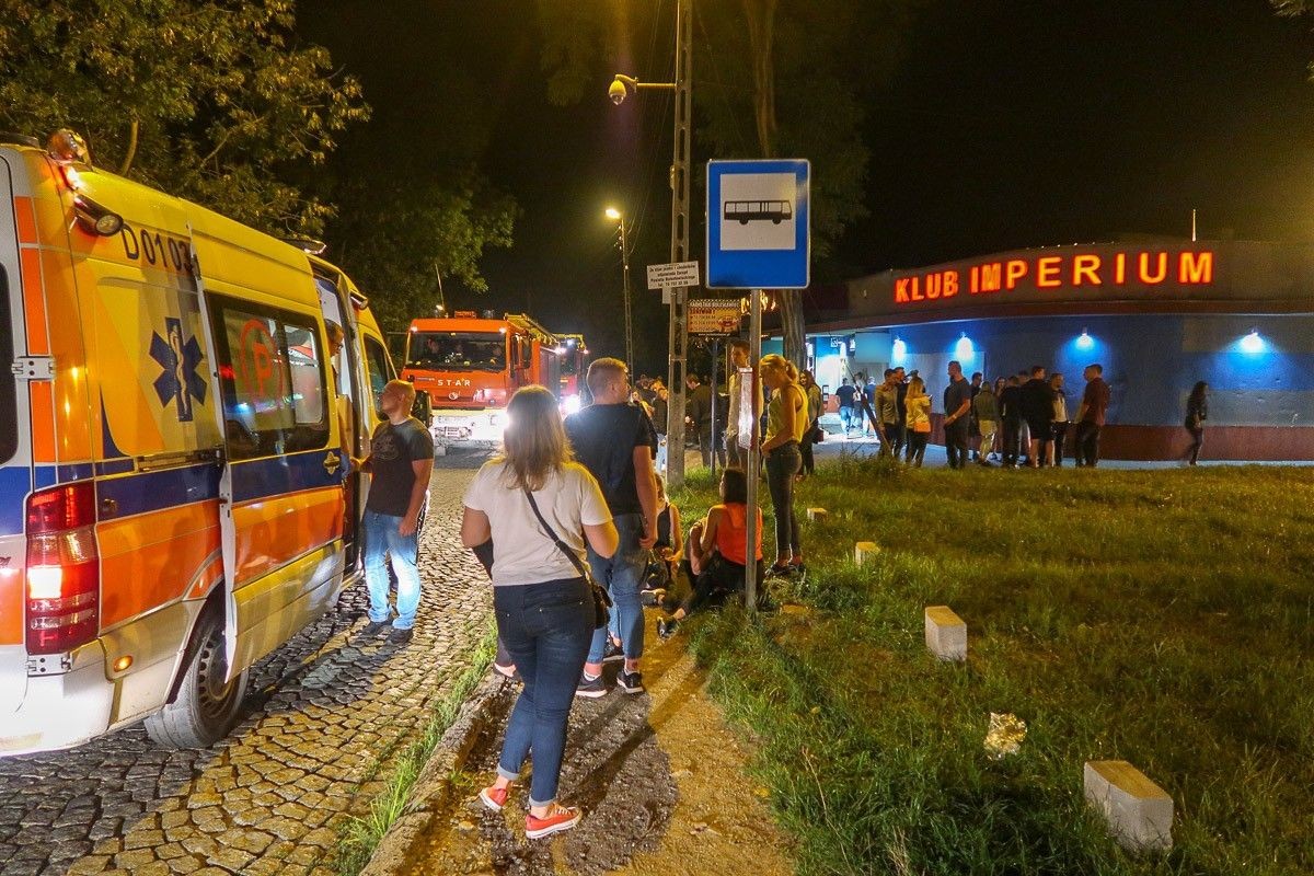 Agresywny mężczyzna wyjął pojemnik z gazem i strzelił w stronę wejścia do klubu