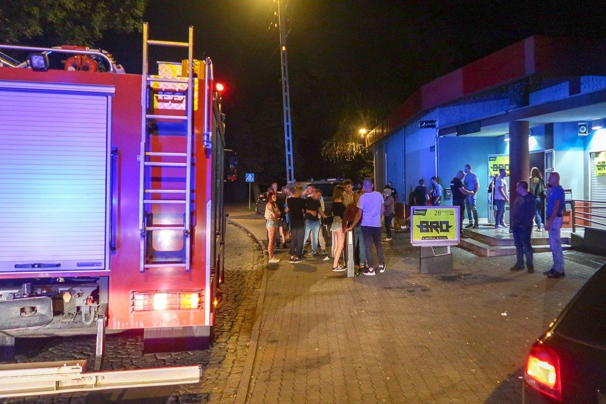 Agresywny mężczyzna wyjął pojemnik z gazem i strzelił w stronę wejścia do klubu