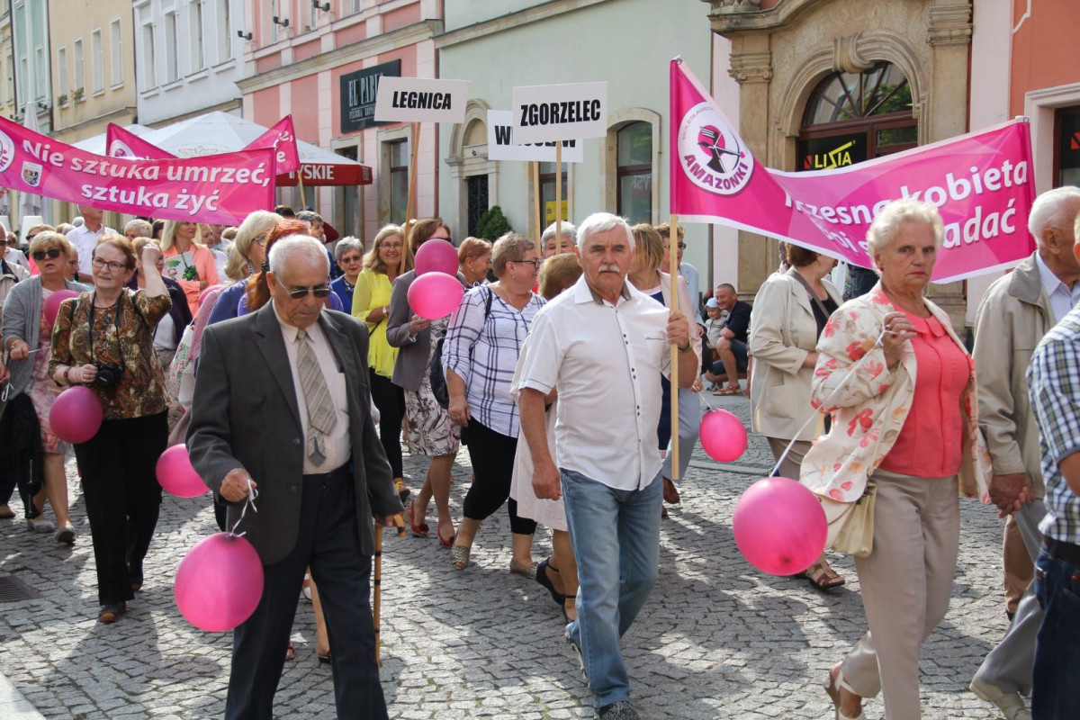 Amazonki przeszły ulicami miasta w ramach Dnia Walki z Rakiem