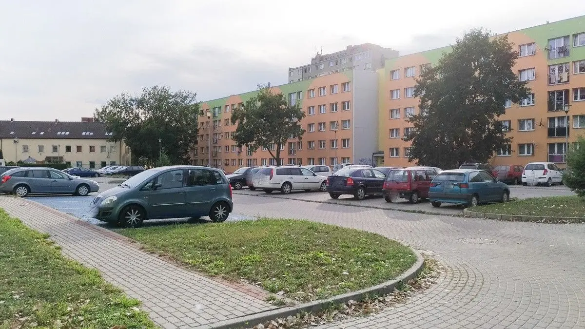 Czerwony fiat uno na lubańskich blachach straszy przy Spółdzielczej