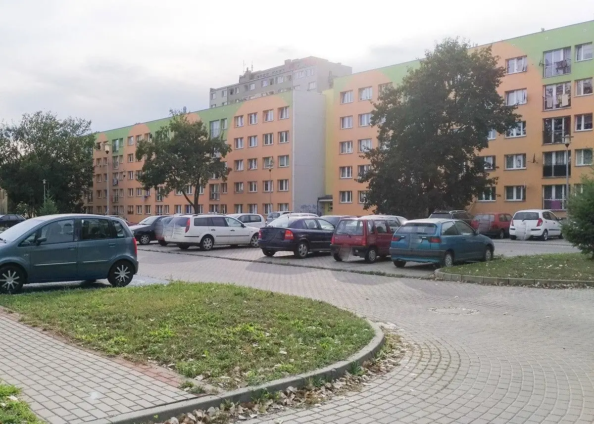 Czerwony fiat uno na lubańskich blachach straszy przy Spółdzielczej