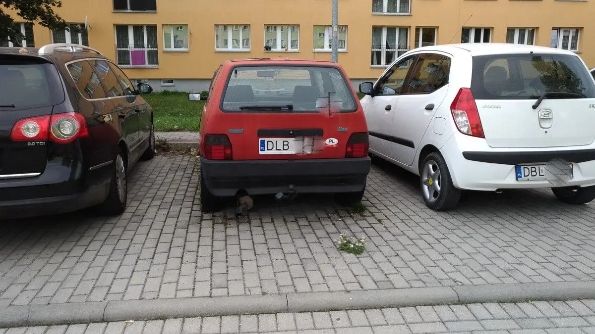 Czerwony fiat uno na lubańskich blachach straszy przy Spółdzielczej