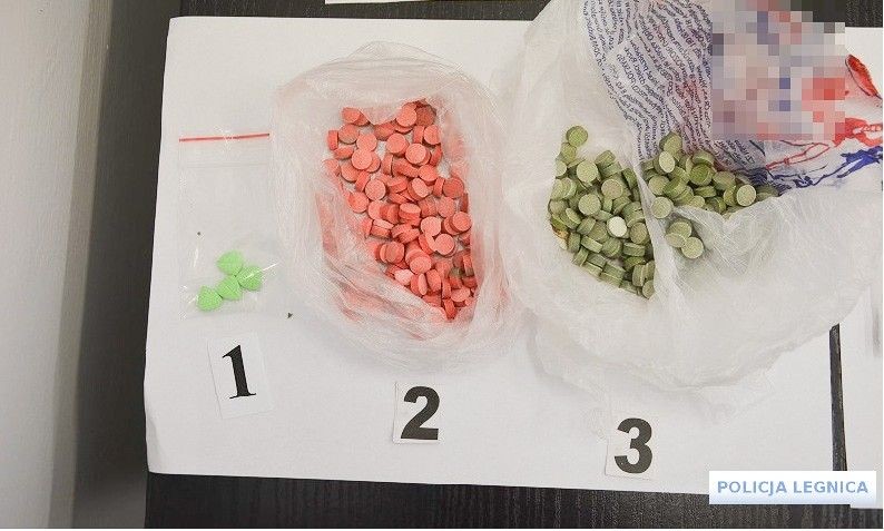 Diler wpadł z 4 tysiącami porcji różnych narkotyków i 300 tabletkami ecstasy