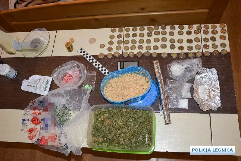 Diler wpadł z 4 tysiącami porcji różnych narkotyków i 300 tabletkami ecstasy