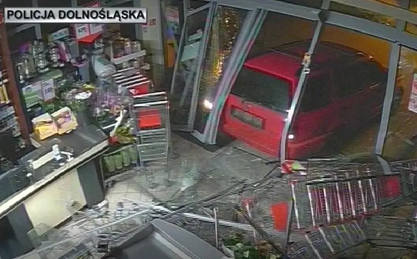 Taranowali autem sklepy sieci Dino. Cała trójka włamywaczy aresztowana
