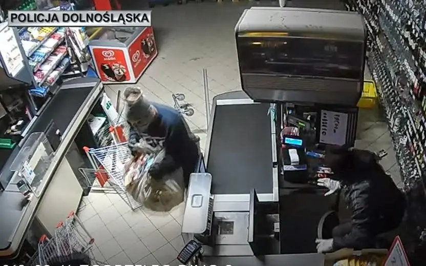 Taranowali autem sklepy sieci Dino. Cała trójka włamywaczy aresztowana