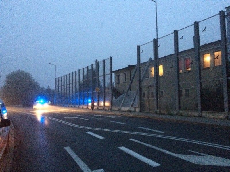 Tir uderzył w ścianę dźwiękochłonną i przewrócił się na bok