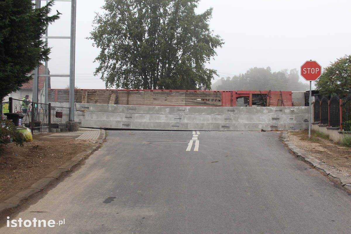 Tir z naczepą przewrócił się w mieście